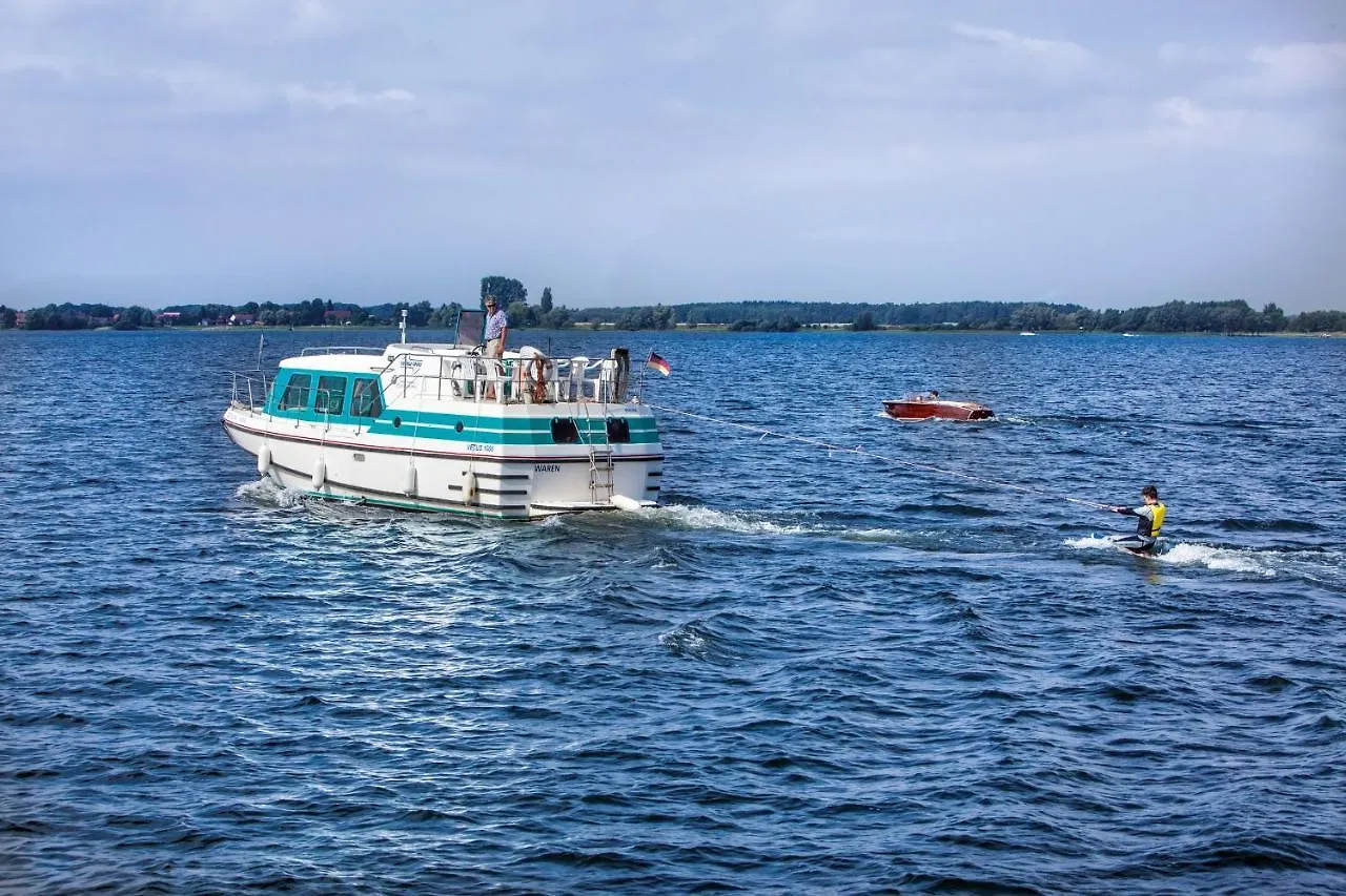 Botel Kuhnle-Tours Bootshaus Zeuthen Hotel