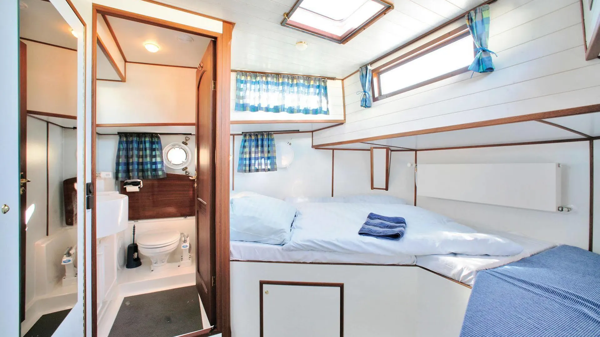 Botel Kuhnle-Tours Bootshaus Zeuthen Hotel